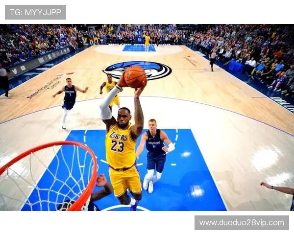 詹姆斯关键三分助湖人逆转勇士赛季最大胜利